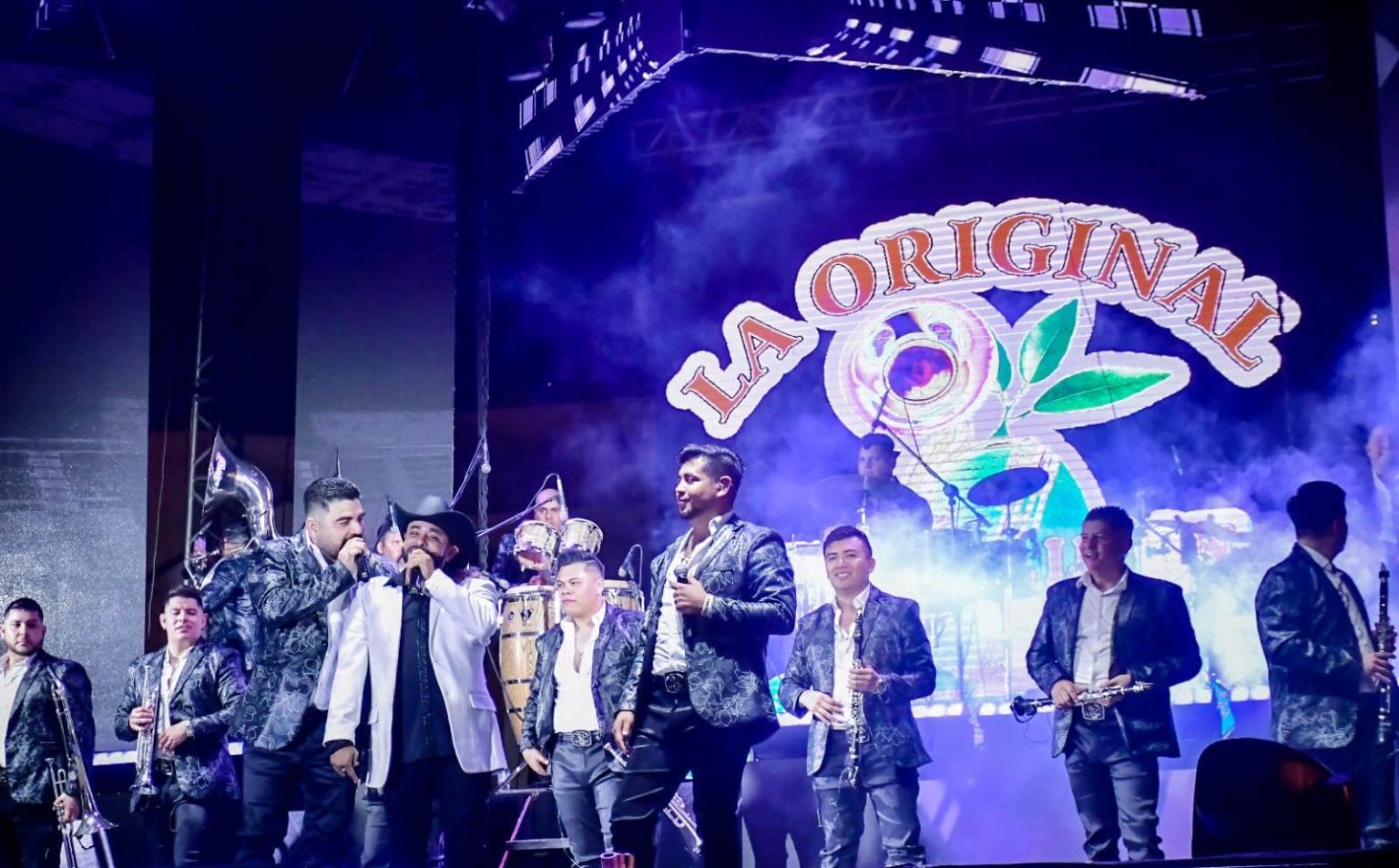 La Original Banda El Limón pone a Bailar a miles de Carnavaleros en el Tradicional Baile de Lunes de Carnaval en Mazatlán