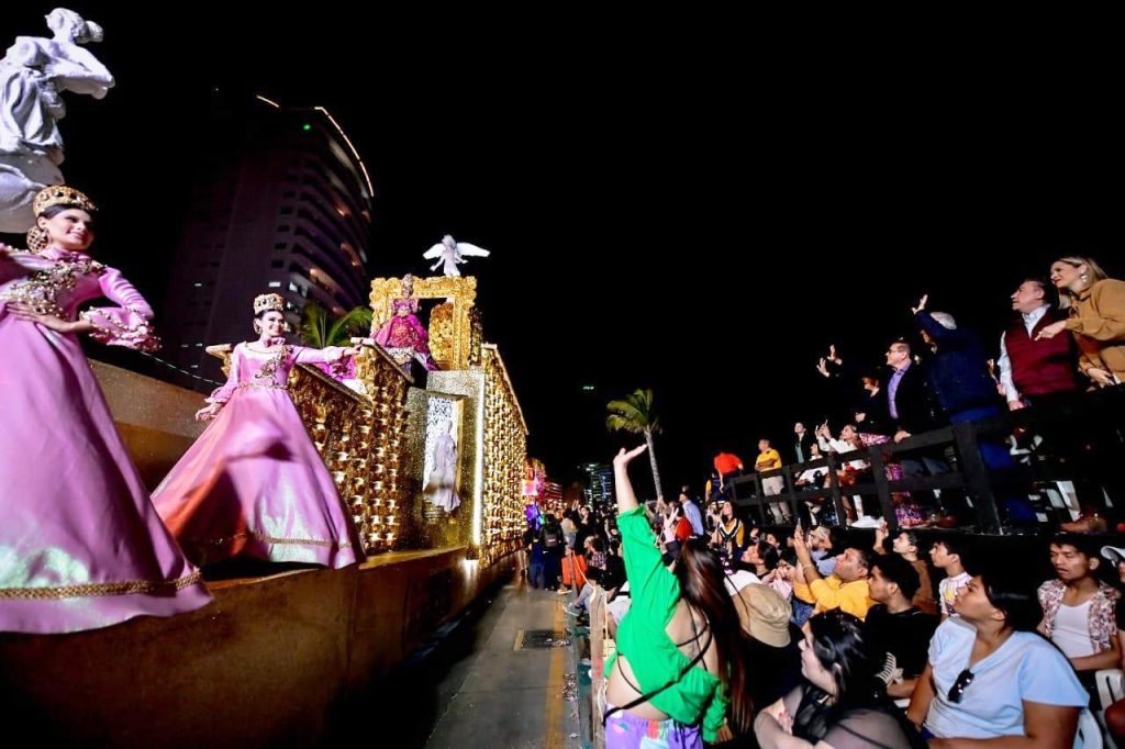 Miles gozan del primer Desfile de Carros Alegóricos del Carnaval Internacional de Mazatlán 2024 Eclipse Barroco