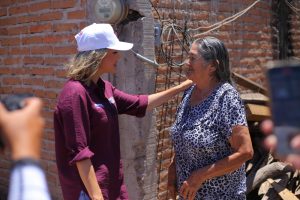 Bajo un sol ardiente la candidata de Morena a la Alcaldía, Estrella Palacios escucha a los habitantes de colonias vulnerables de Villa Unión (3)