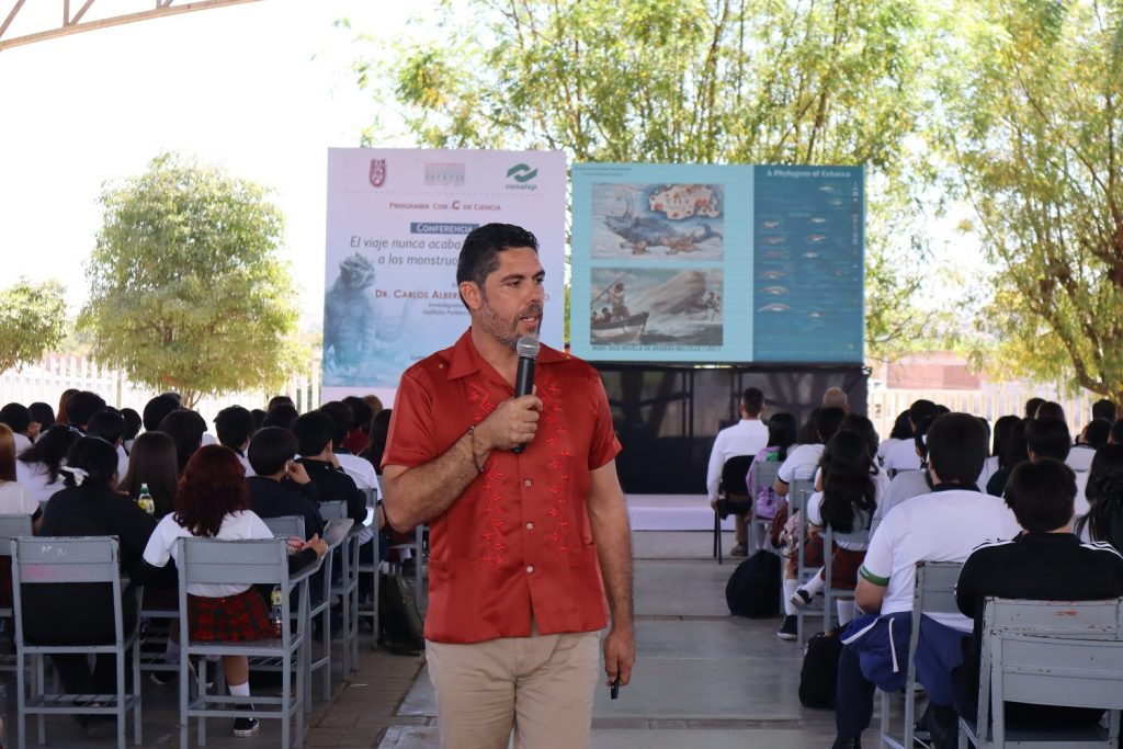 Carlos López Montalvo promueve el estudio de los cetáceos entre estudiantes del CONALEP 3