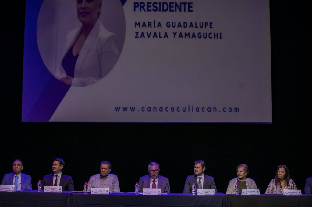 Rocha toma protesta a nueva presidenta de Canaco Culiacán (10)