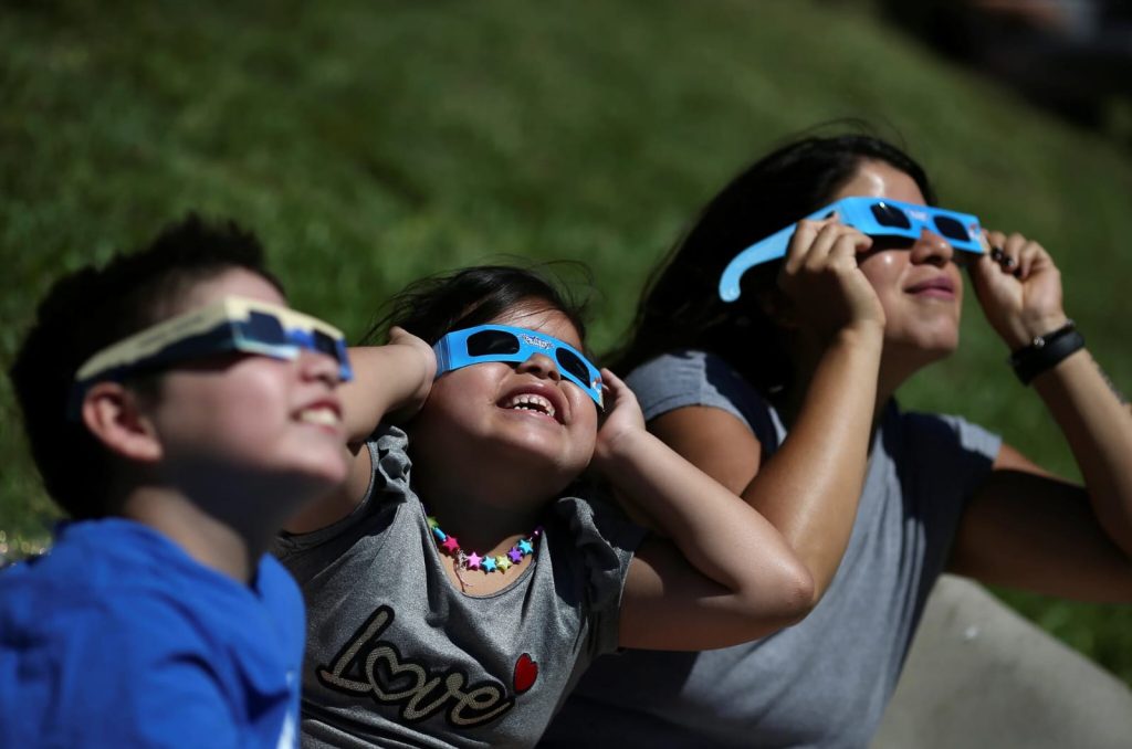 Usar algunos colores podría elevar tu experiencia al ver el eclipse solar este 8 de abril 2024 1