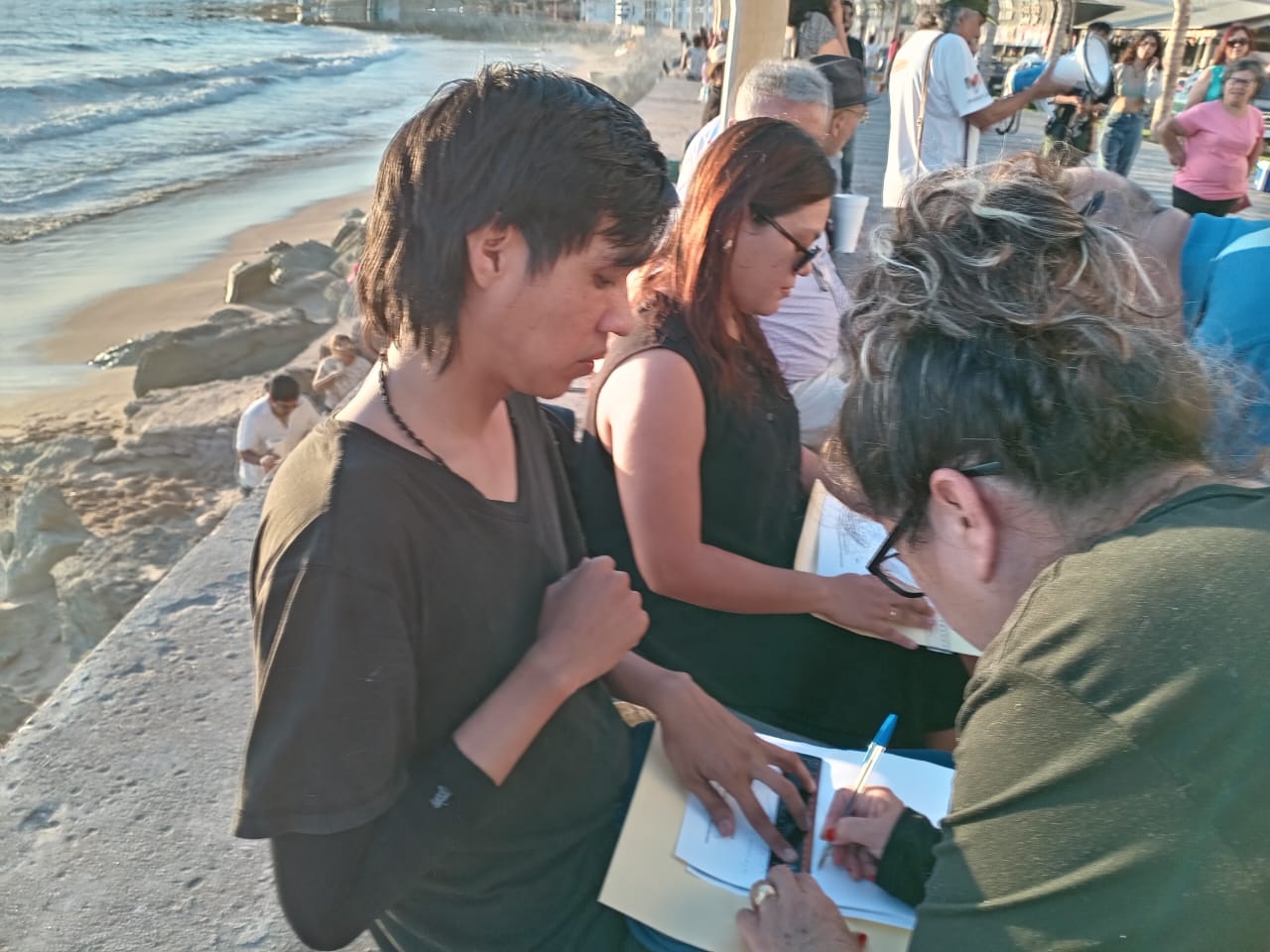 Cientos de Mazatlecos, Sinaloenses y Visitantes en el tradicional paseo de Olas estampan su firma en contra de la Instalación de la Tirolesa 2024 6