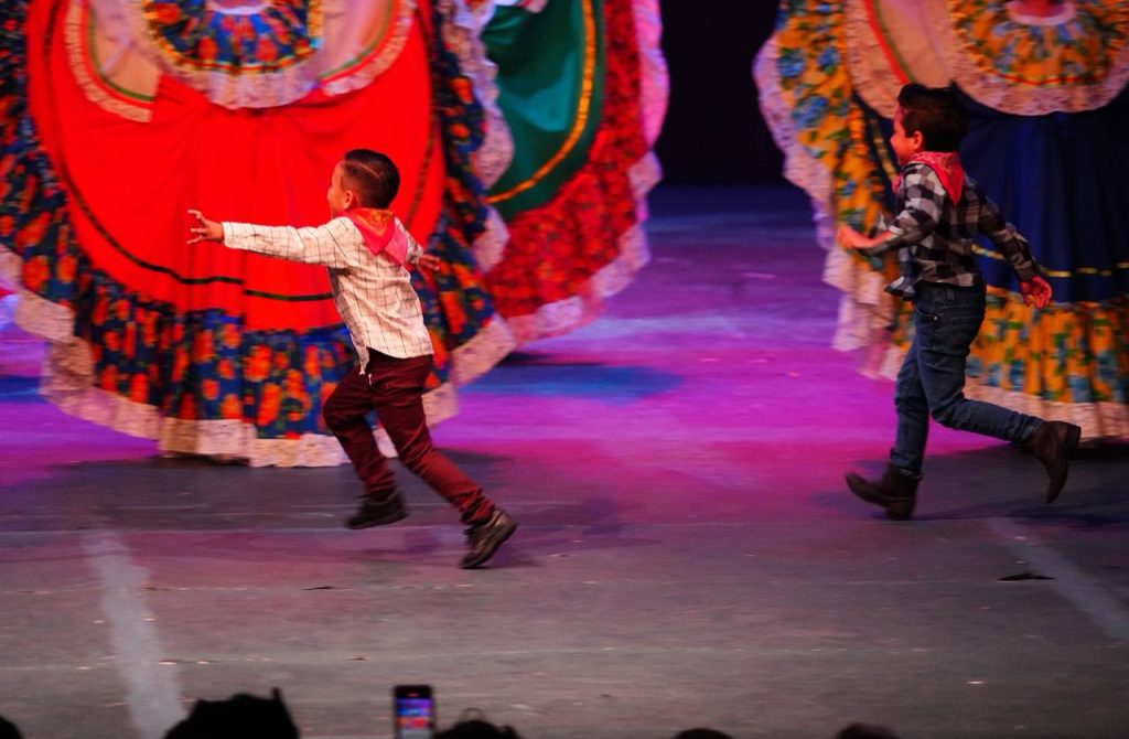 Regala Gala Folclórica una bella noche en el TAP (6)