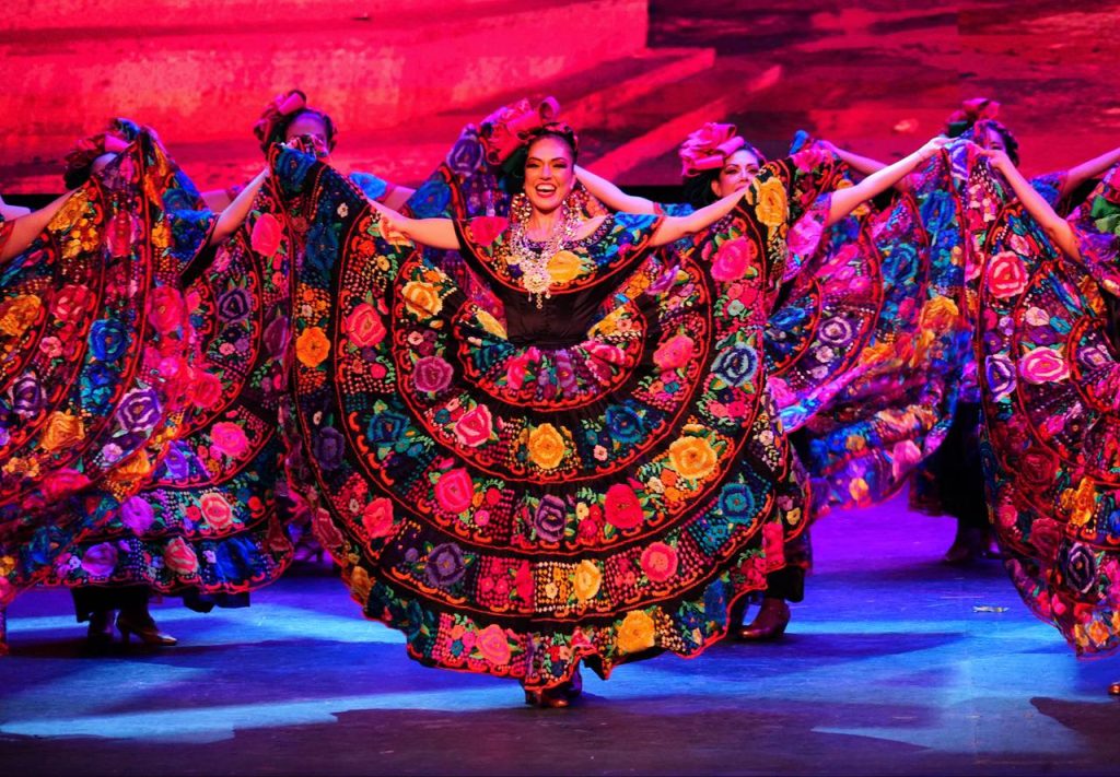 Regala Gala Folclórica una bella noche en el TAP (8)