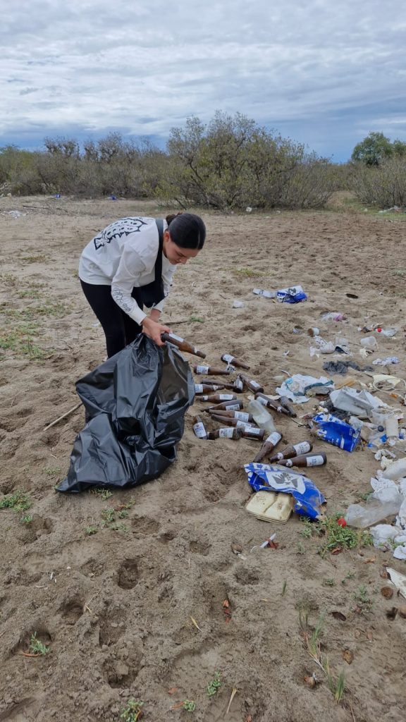 SUCEDE y voluntarios retiran media tonelada de basura de la isla Altamura en la Bahía Santa María (2)
