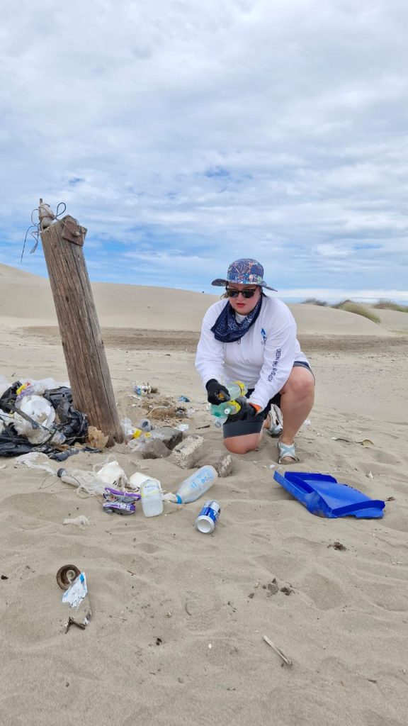 SUCEDE y voluntarios retiran media tonelada de basura de la isla Altamura en la Bahía Santa María (7)