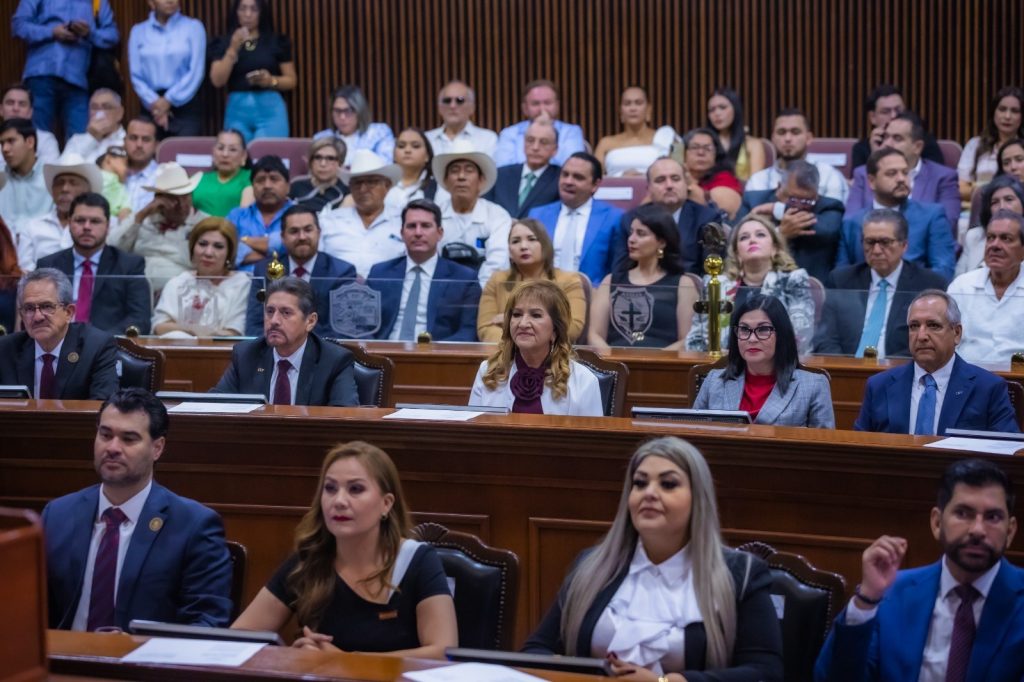 Asiste Rocha Moya a instalación de la Sexagésima Quinta Legislatura (11)