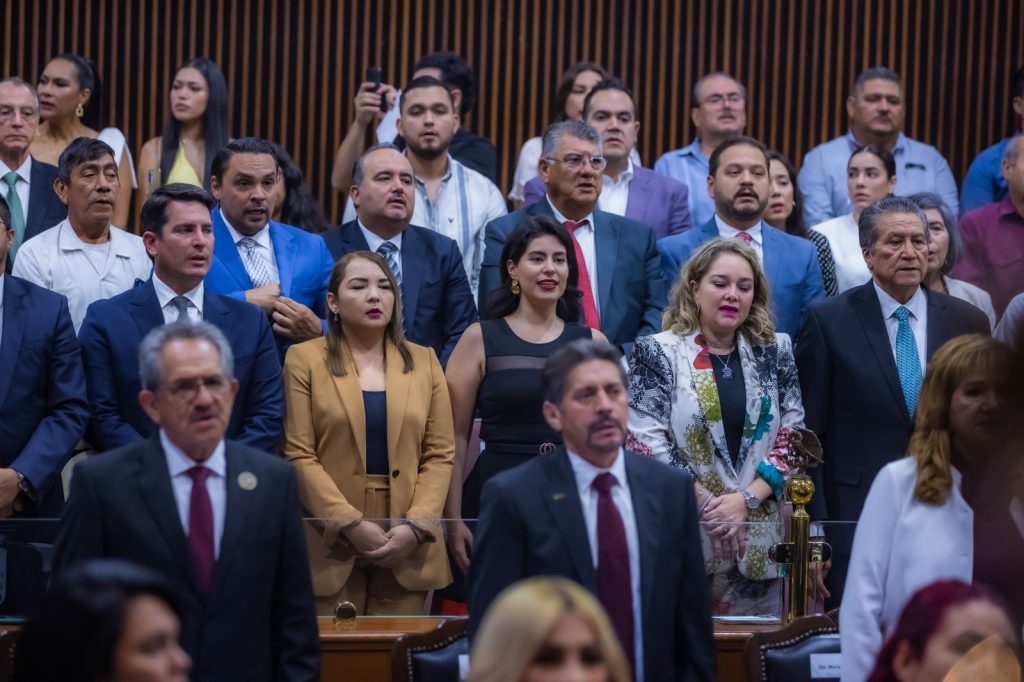 Asiste Rocha Moya a instalación de la Sexagésima Quinta Legislatura (15)