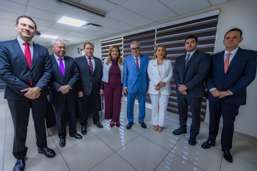 Asiste Rocha Moya a instalación de la Sexagésima Quinta Legislatura (16)