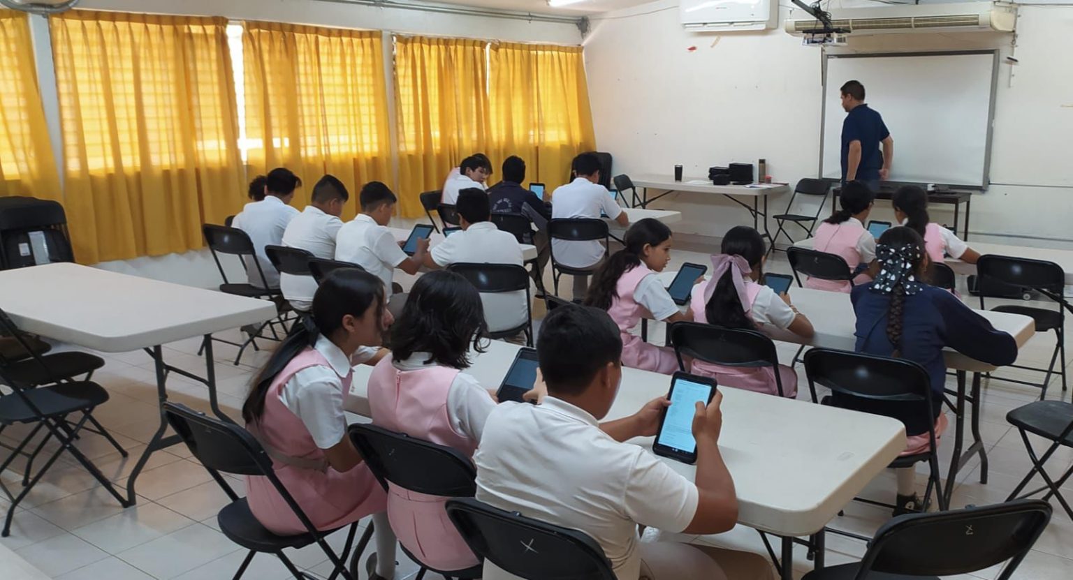 Preocupa a Fundación Sociedad Educadora que estudiantes de nivel básico pasen más de 7 horas al día en internet