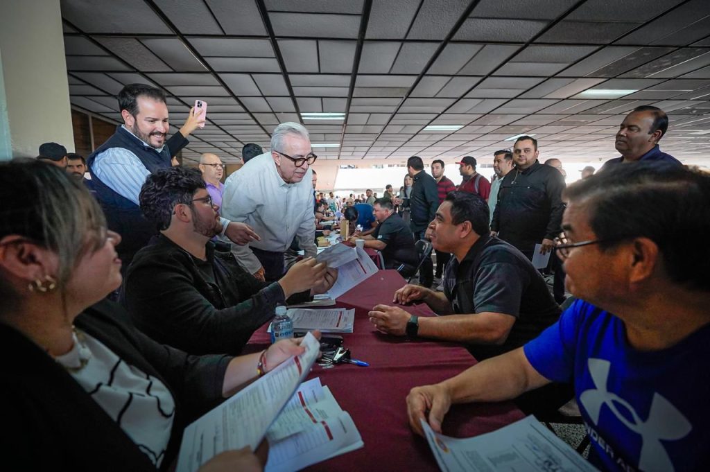 Entrega el Gobernador Rocha apoyos directos a músicos de Culiacán y Navolato (12)