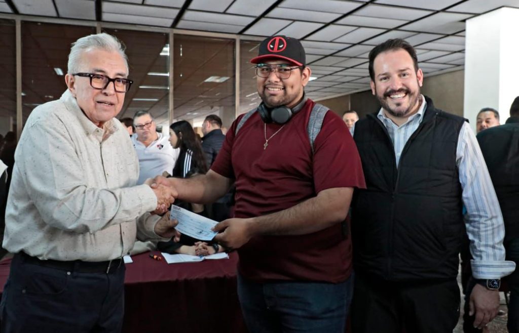 Entrega el Gobernador Rocha apoyos directos a músicos de Culiacán y Navolato