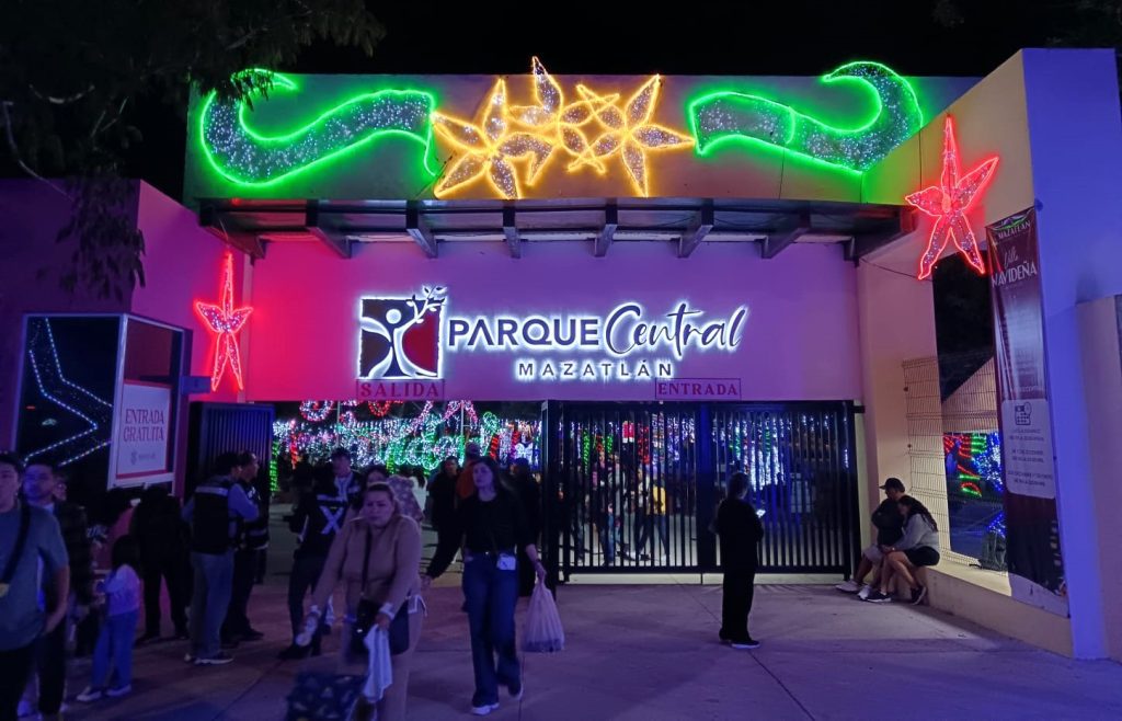 Miles visitan la Villa Navideña de Mazatlán 2024