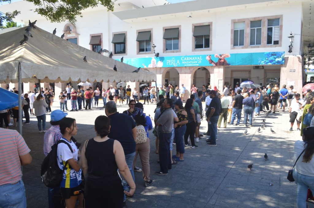 Largas filas para boletos del Carnaval “La Perla”