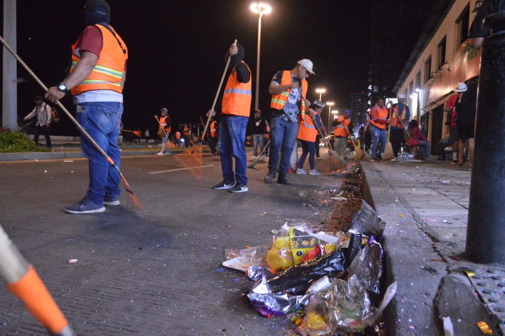 Personal de Aseo Urbano y Parques y Jardines realizan labores de limpieza y saneamiento al terminar el segundo desfile de Carnaval