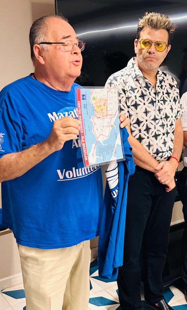 Reciben Donativo de 70 Camisetas Miembros del Tourist AIDE (Camisetas Azules) 1