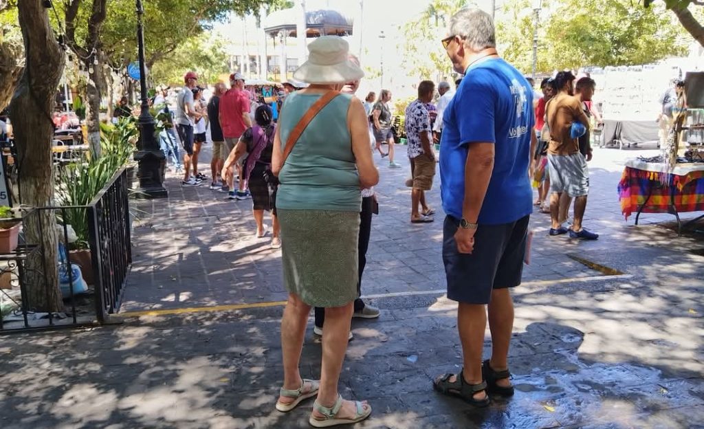 Reciben Donativo de 70 Camisetas Miembros del Tourist AIDE (Camisetas Azules) 6