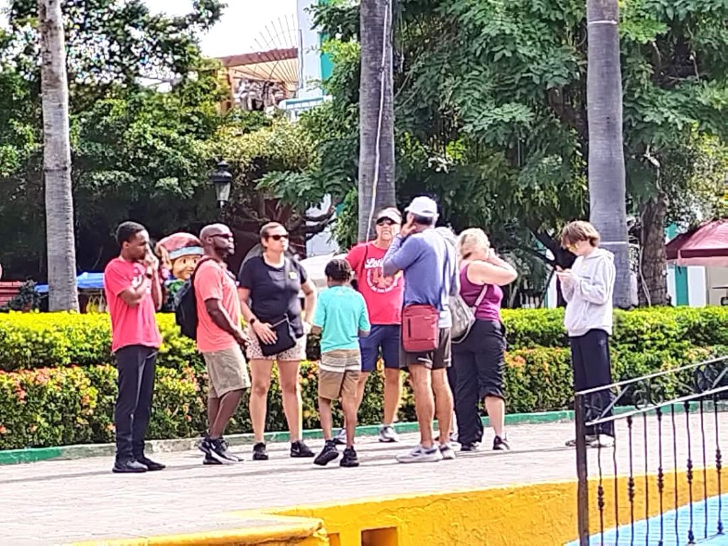 Estrella Palacios preside reunión con representantes de la naviera Carnival Corporation 2025 2