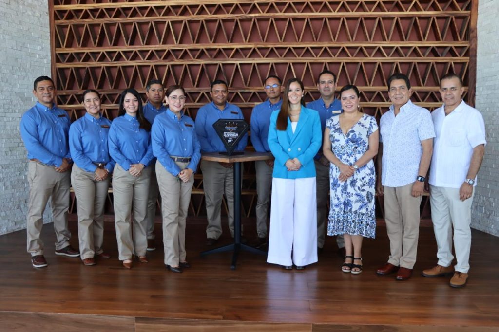 La American Automobile Association entrega la placa de Cuatro Diamantes a Hotel Dreams Estrella del Mar
