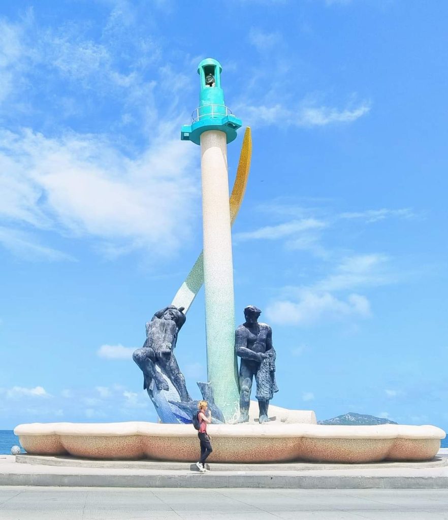 Monumento al Pascador o Alegor{ia Marina o Monos Bichis Mazatl{an Selfies 2