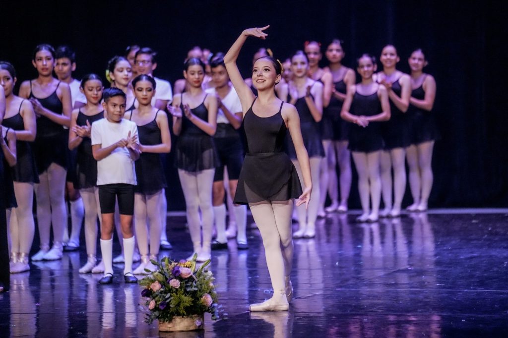 Reconocen el esfuerzo y dedicación de ocho jóvenes bailarinas en Mazatlán (10)