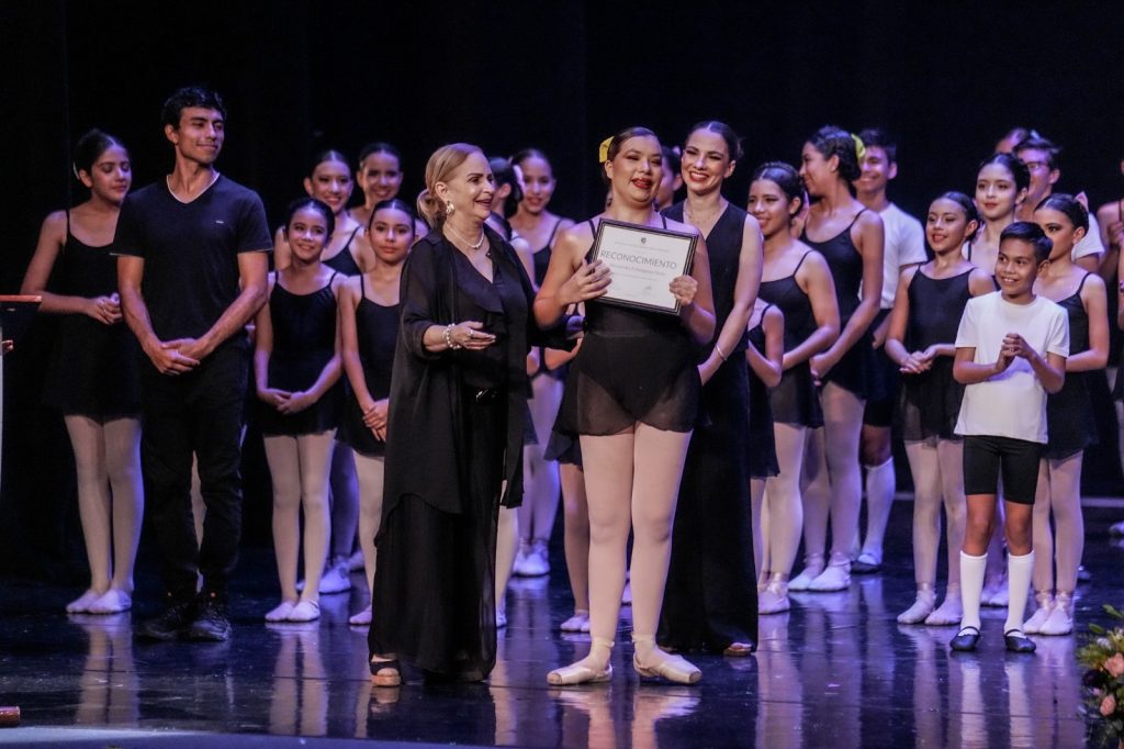 Reconocen el esfuerzo y dedicación de ocho jóvenes bailarinas en Mazatlán (11)
