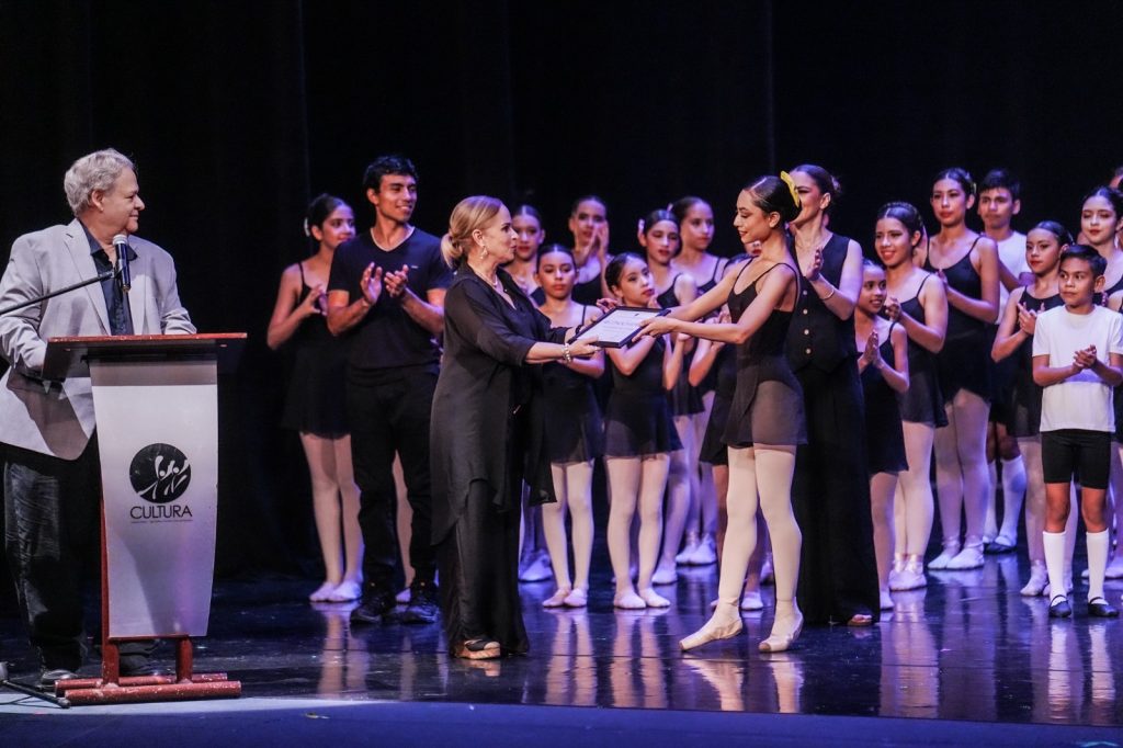 Reconocen el esfuerzo y dedicación de ocho jóvenes bailarinas en Mazatlán (8)