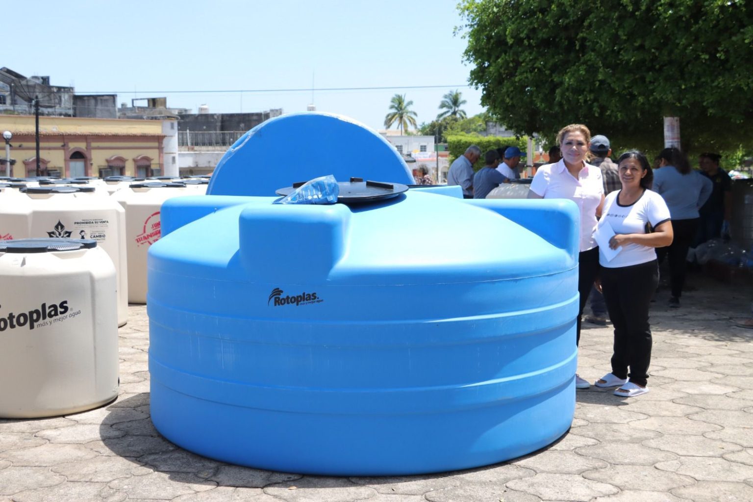 Entrega Gobierno de Rosario 86 almacenadores de agua