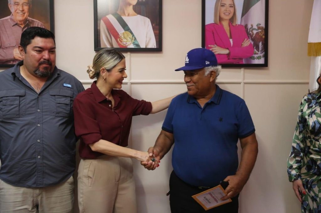Entrega la Presidenta Estrella Palacios apoyos económicos al sector pesquero (4)
