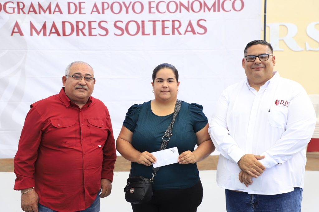 Entregan Gobierno Municipal y DIF Mazatlán apoyos a 200 madres solteras (1)