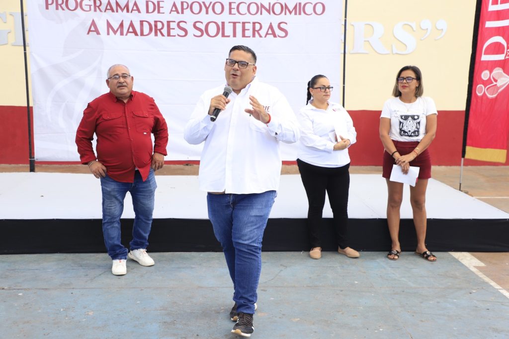 Entregan Gobierno Municipal y DIF Mazatlán apoyos a 200 madres solteras (9)