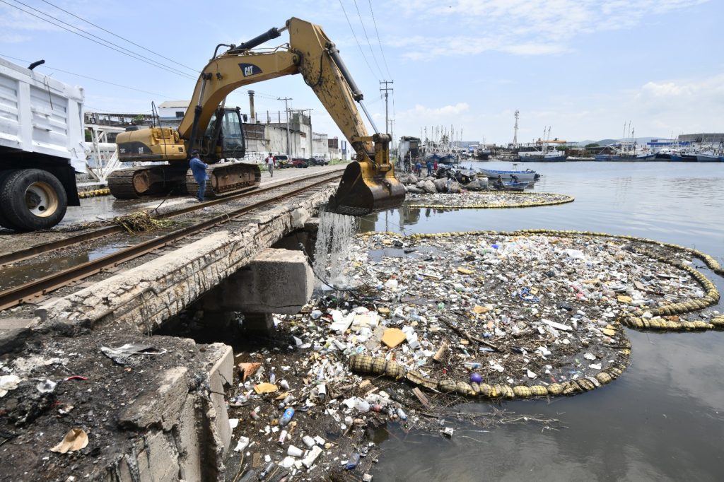 Gobierno de Mazatlán levanta desechos sólidos del puente de la Juárez (2)