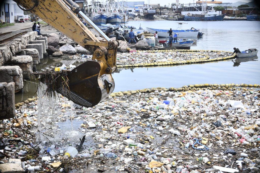 Gobierno de Mazatlán levanta desechos sólidos del puente de la Juárez