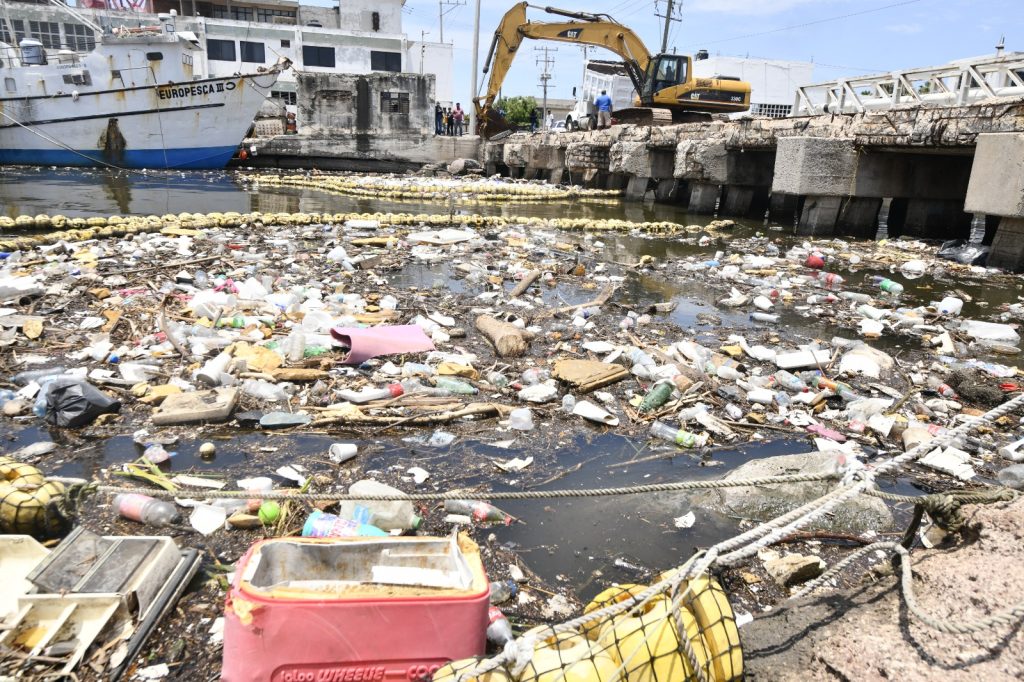 Gobierno de Mazatlán levanta desechos sólidos del puente de la Juárez (5)