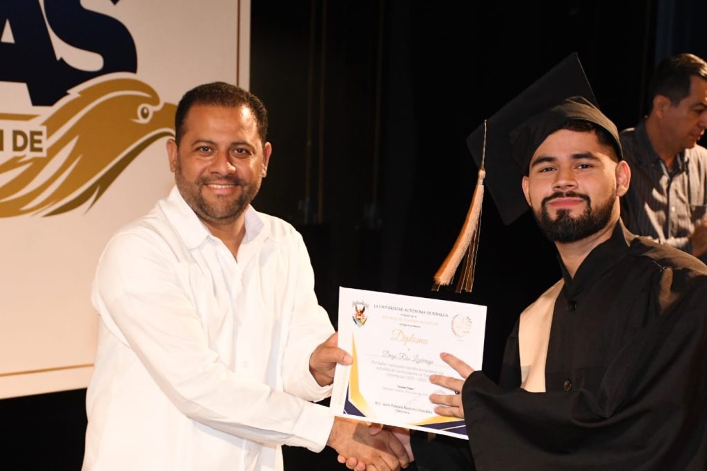 Se gradúan 63 estudiantes de la Escuela de Turismo de la UAS (7)