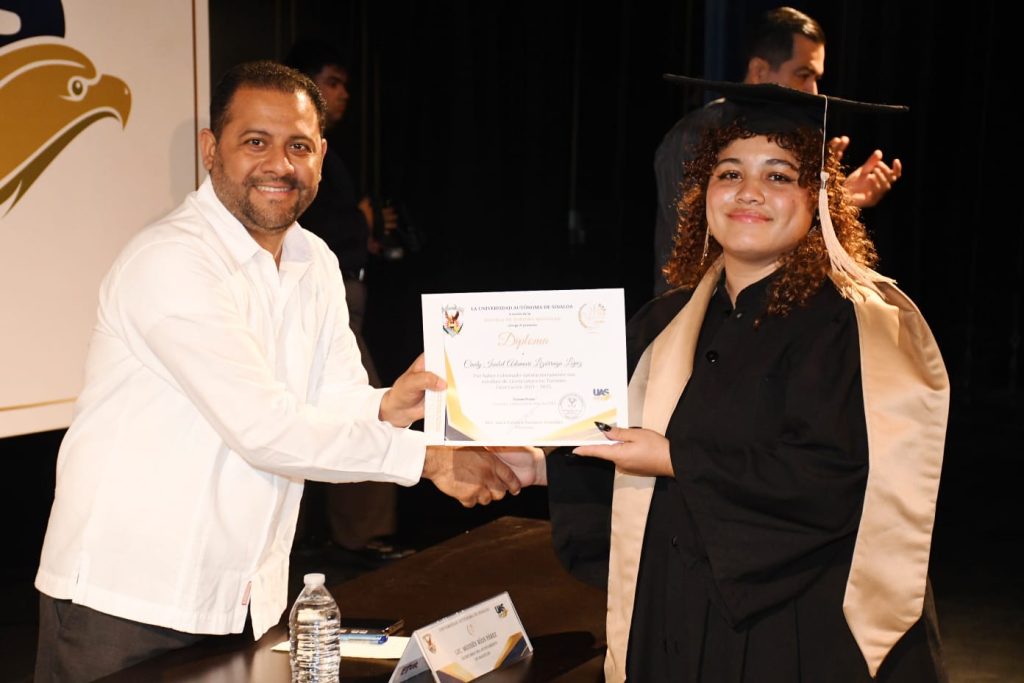Se gradúan 63 estudiantes de la Escuela de Turismo de la UAS (8)