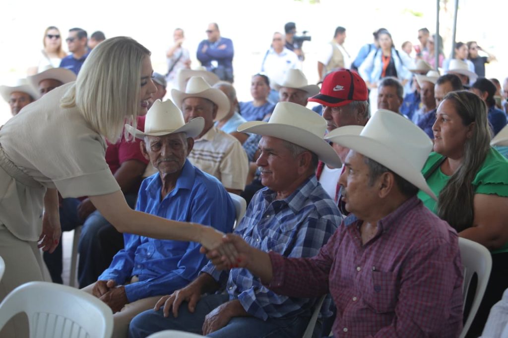 Entrega Estrella Palacios 20 toneladas de sorgo gavatero a productores agropecuarios de Mazatlán