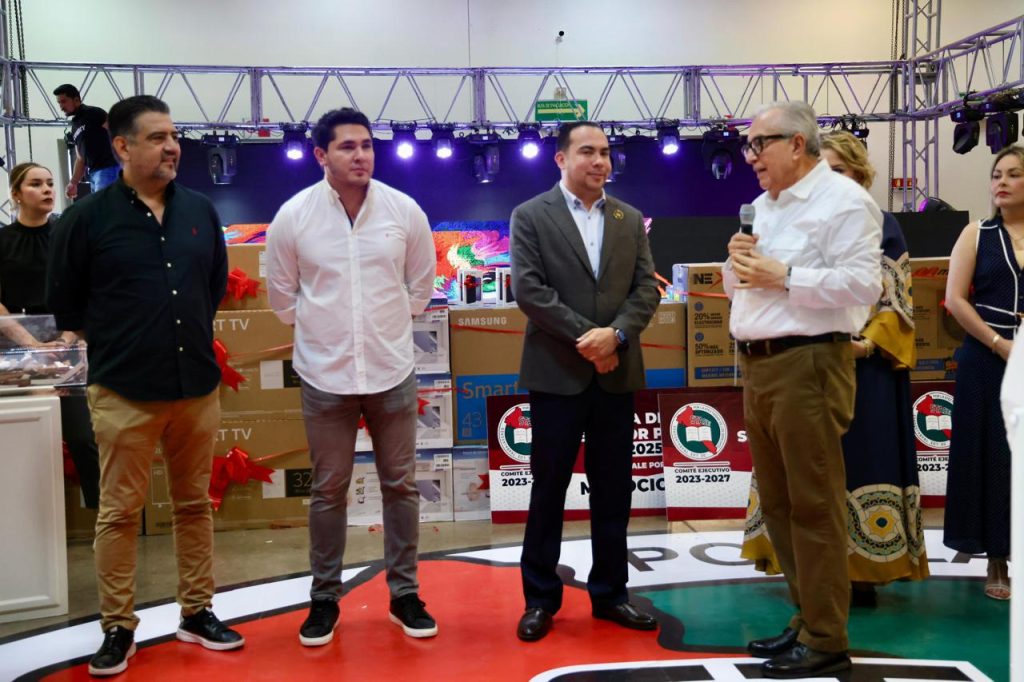 Gobernador Rocha reconoce labor de servidores públicos estatales en la atención a la ciudadanía (10)