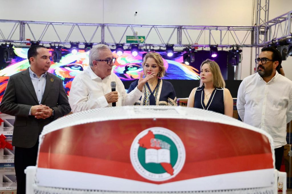 Gobernador Rocha reconoce labor de servidores públicos estatales en la atención a la ciudadanía (11)