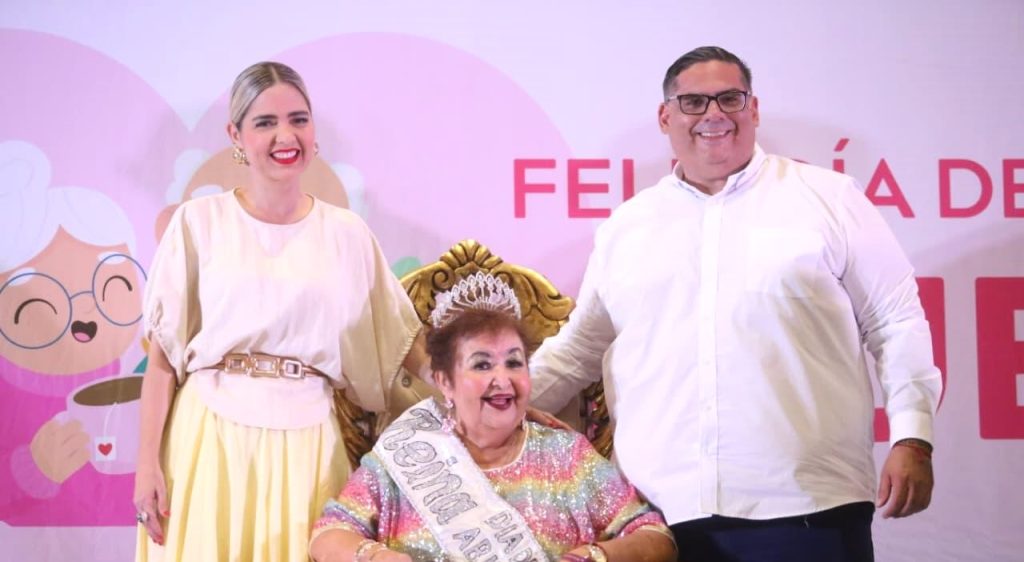 La Presidenta de Mazatlán coronó a la “Reina de Reinas”, Rosita Canizalez 2025