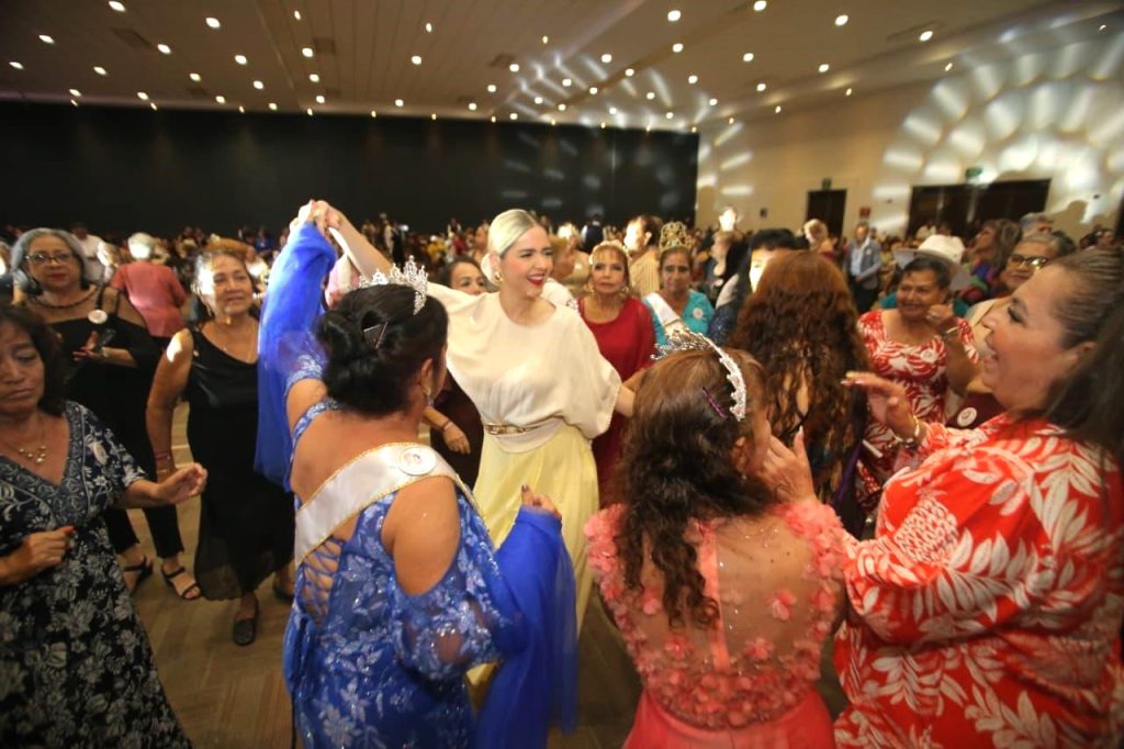 La Presidenta de Mazatlán coronó a la “Reina de Reinas”, Rosita Canizalez 2025 2