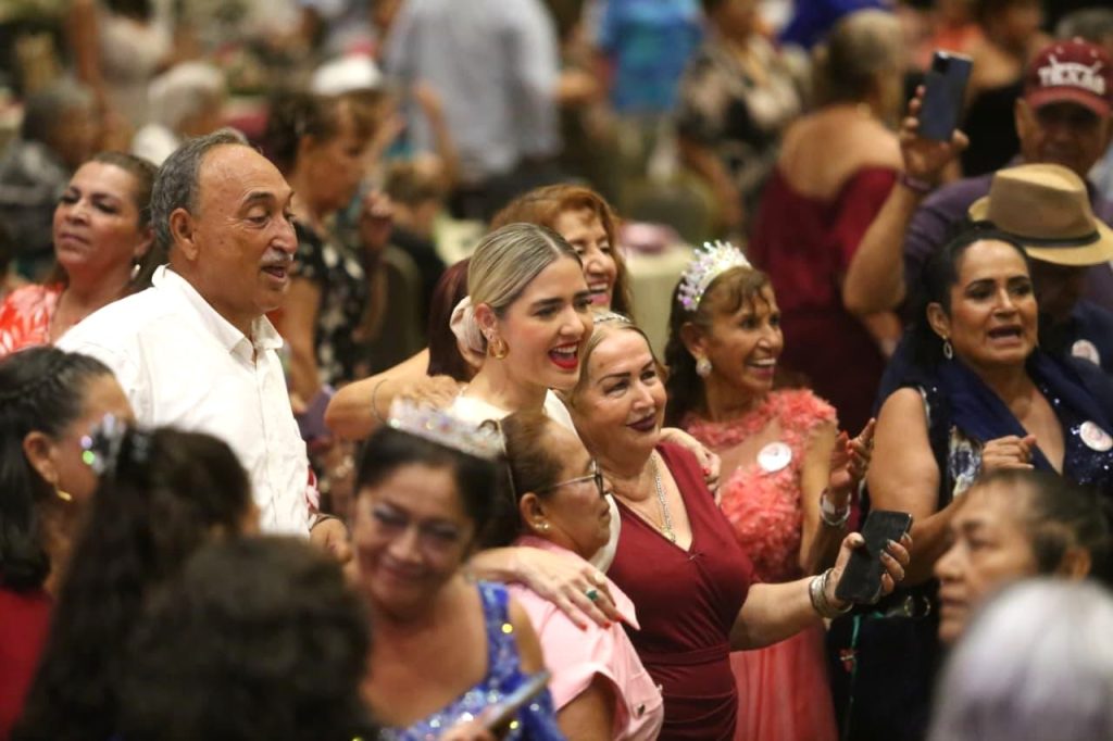 La Presidenta de Mazatlán coronó a la “Reina de Reinas”, Rosita Canizalez 2025 3