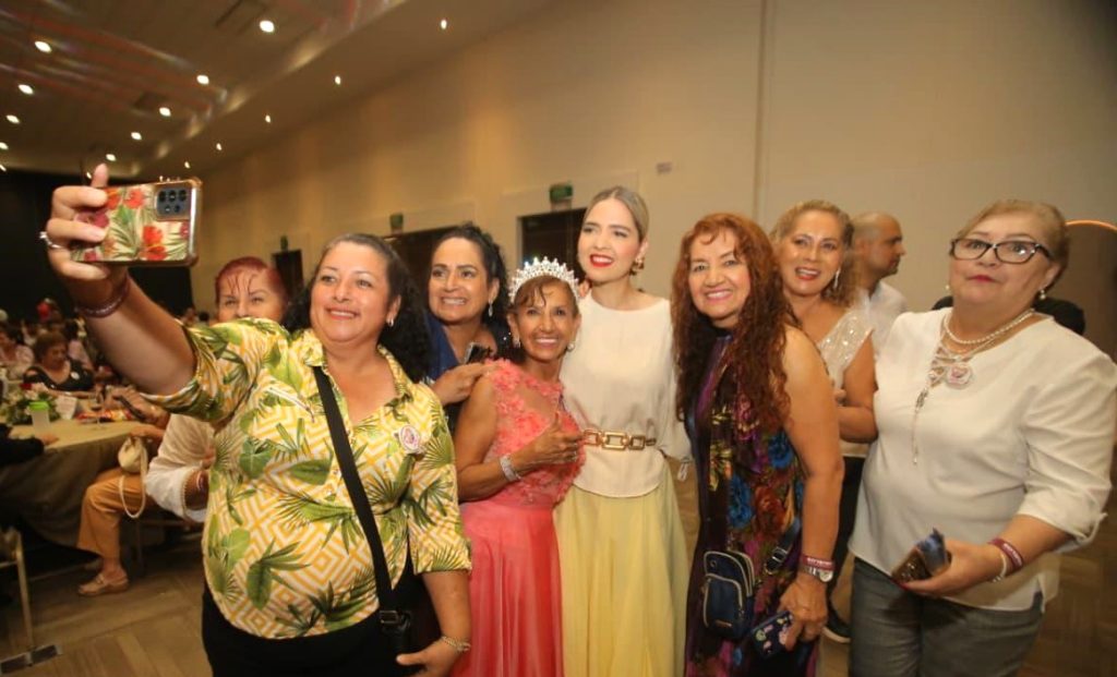 La Presidenta de Mazatlán coronó a la “Reina de Reinas”, Rosita Canizalez 2025 4