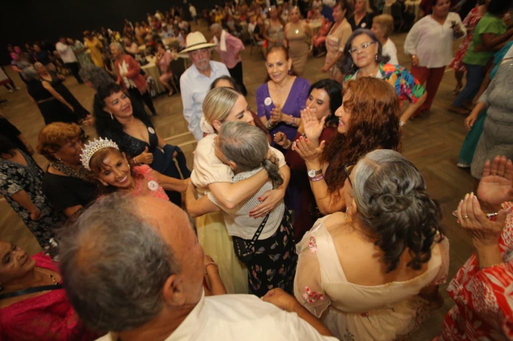 La Presidenta de Mazatlán coronó a la “Reina de Reinas”, Rosita Canizalez 2025 6