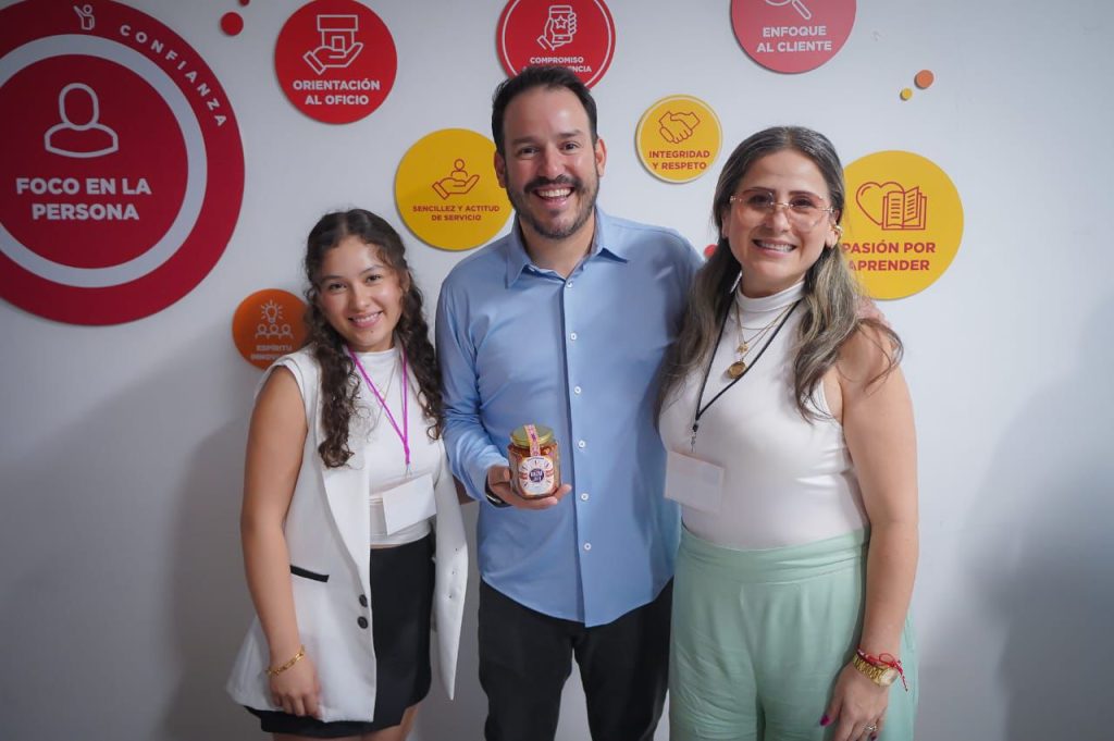 Economía y OXXO firman convenio para que MiPyMEs sinaloenses vendan en sus tiendas 2025 3