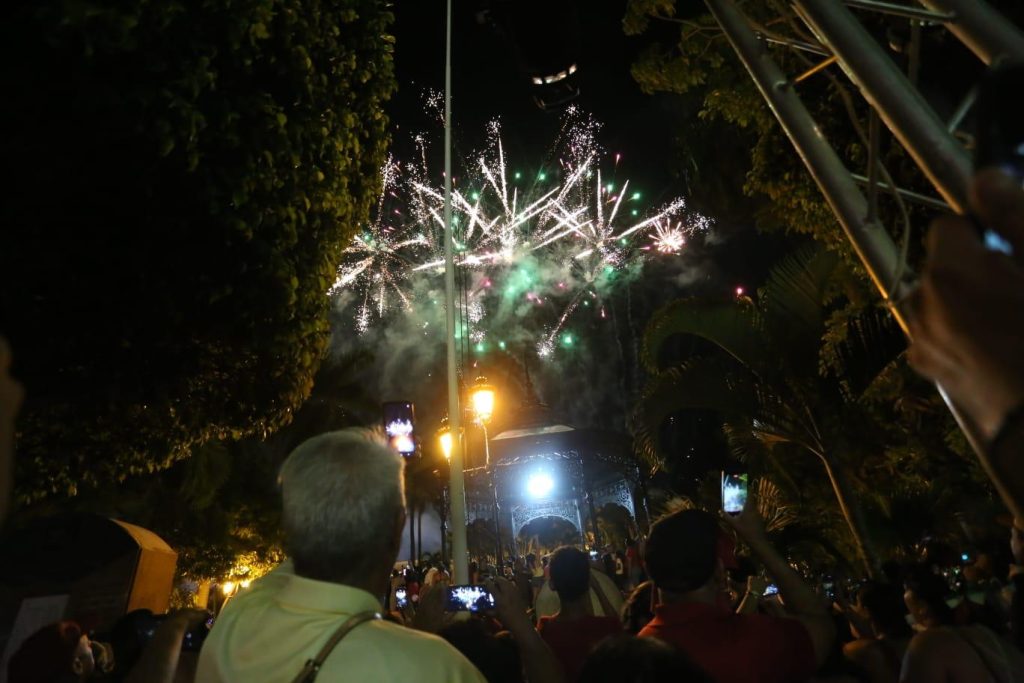 Estrella Palacios hace historia en Mazatlán al encabezar su primer Grito de Independencia como Presidenta Municipal (14)