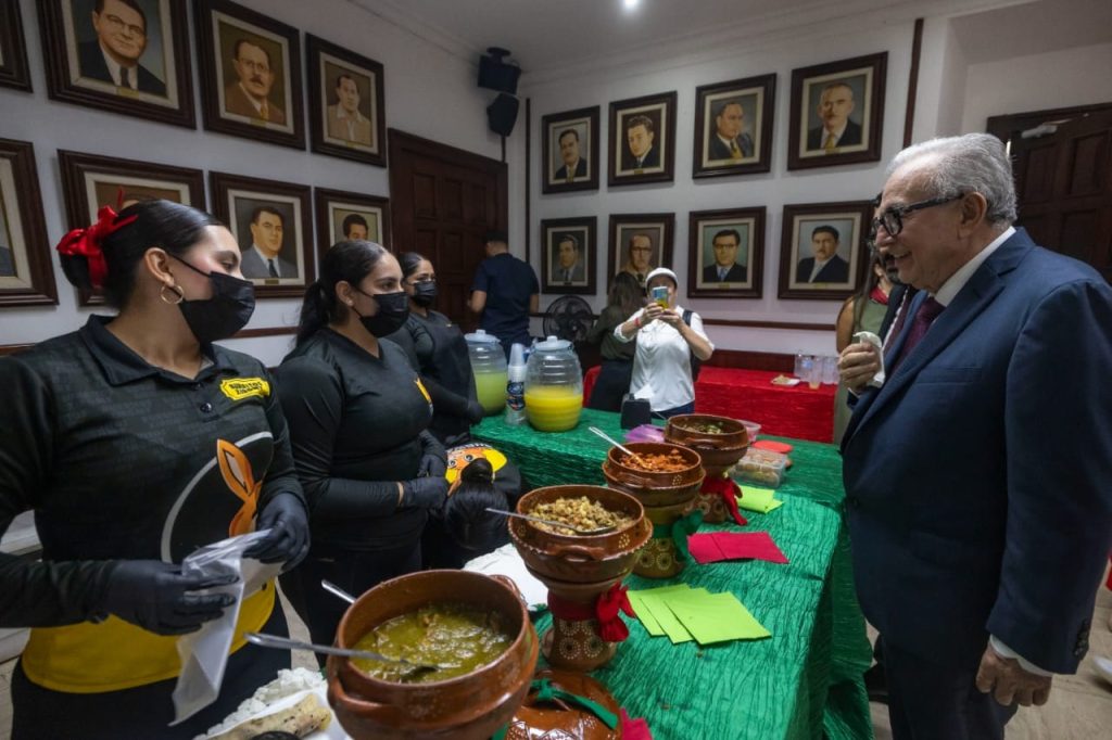 Presencia Gobernador Rocha desfile conmemorativo al 215 aniversario de la Independencia de México (10)