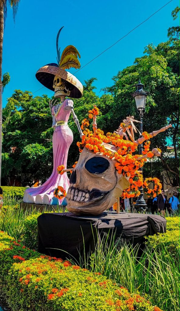 La Plazuela Machado se transforma en una ofrenda gigante con esculturas del CMA y la imponente Catrina de Luis Antonio Ríos (1)