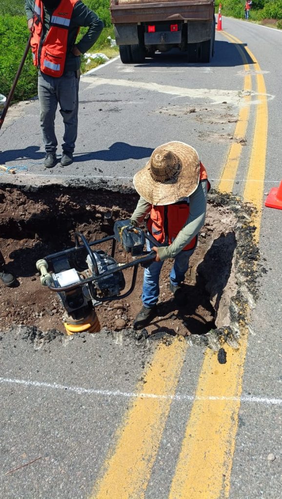 Reparados socavones en la carretera Rosario-Caimanero Obras Pública (2)